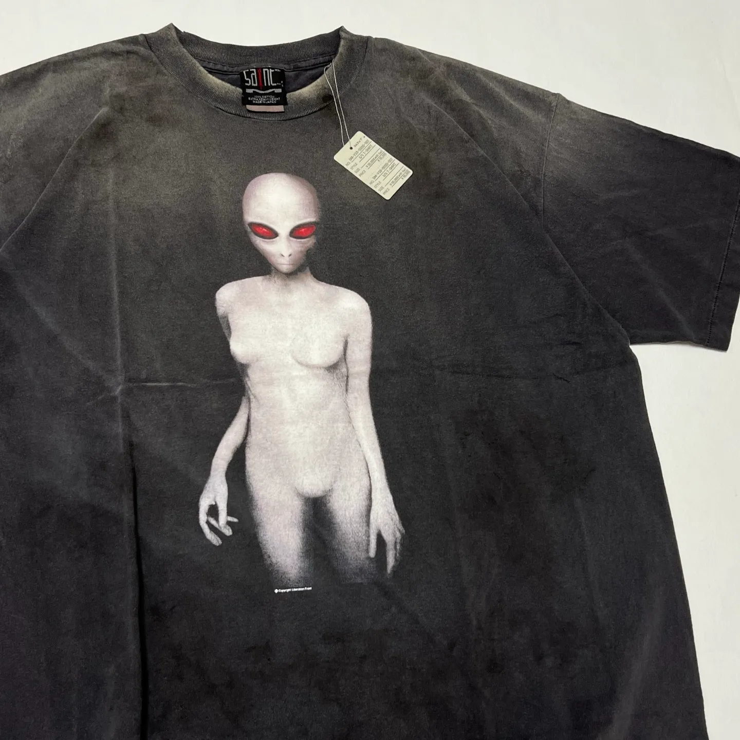 SAINT Mxxxxxx SS TEE/ALIEN/BLK Dark Alien Retro Distressed Short Sleeves Washed Black S-XL SAINT Mxxxxxx continues this year's gothic dark style Ultra-difficult alien printing technology Absolutely top-notch Professional water washing plant jointly owned by Hong Kong businessmen Ultra-high standard restoration ZP Correct collar label/wash water label/cherub label The difference is based on pictures and goods